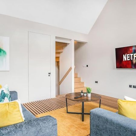 Tottenham- Exquisite 4-Bed Retreat With Ping Pong And Pool - Sleeps 7, Free Parking, Contractors & Long Stays Welcome London Exteriör bild
