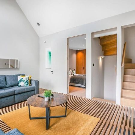 Tottenham- Exquisite 4-Bed Retreat With Ping Pong And Pool - Sleeps 7, Free Parking, Contractors & Long Stays Welcome London Exteriör bild