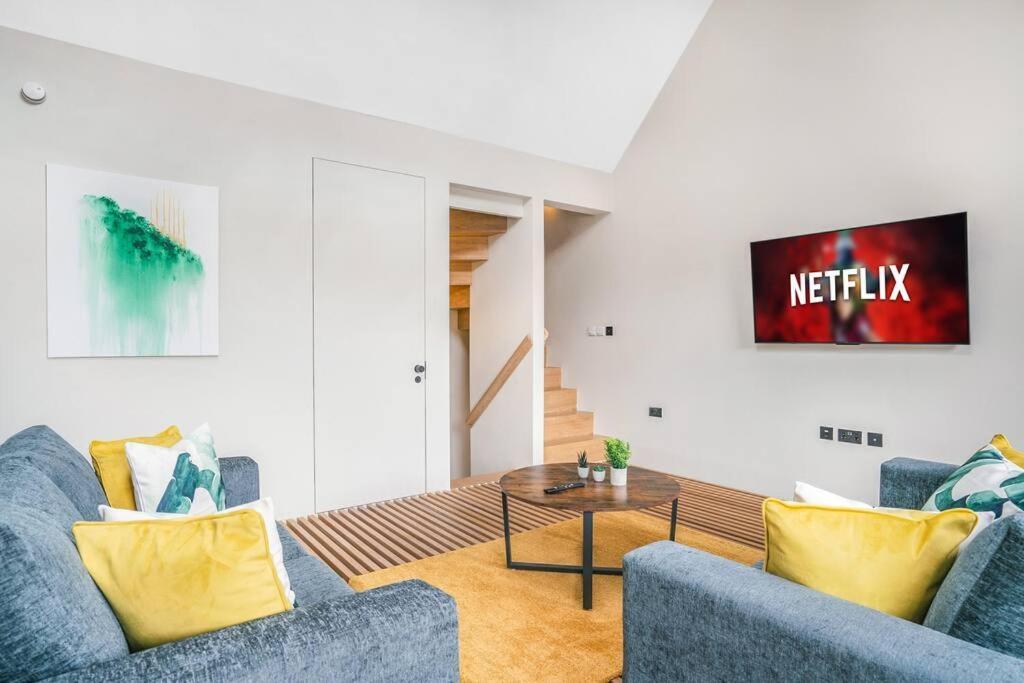 Tottenham- Exquisite 4-Bed Retreat With Ping Pong And Pool - Sleeps 7, Free Parking, Contractors & Long Stays Welcome London Exteriör bild