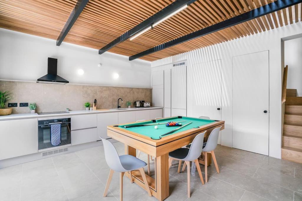 Tottenham- Exquisite 4-Bed Retreat With Ping Pong And Pool - Sleeps 7, Free Parking, Contractors & Long Stays Welcome London Exteriör bild