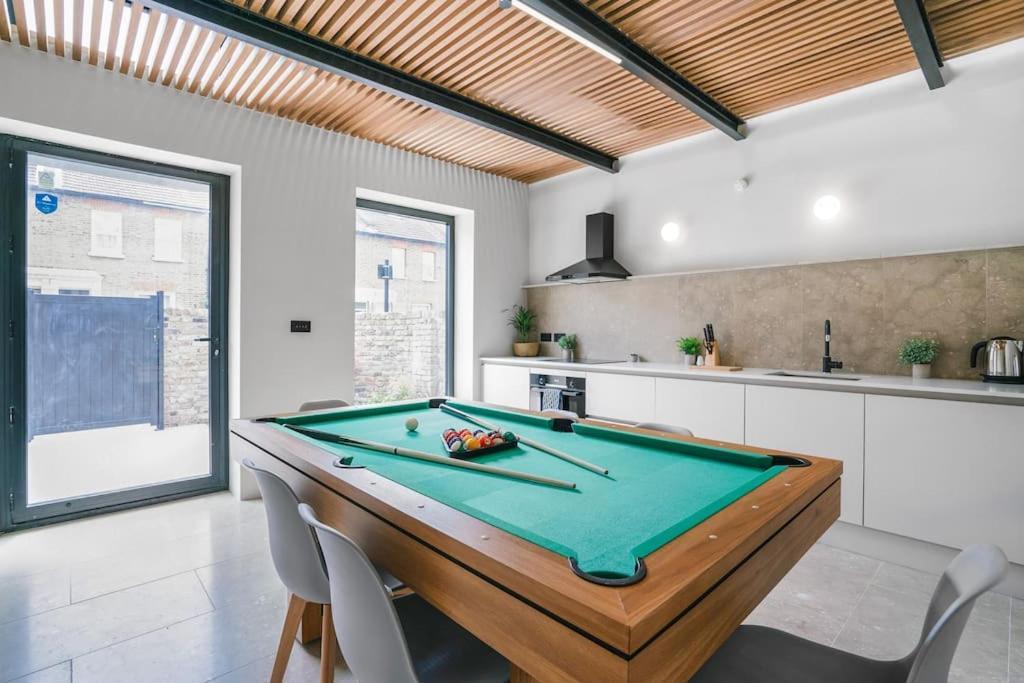 Tottenham- Exquisite 4-Bed Retreat With Ping Pong And Pool - Sleeps 7, Free Parking, Contractors & Long Stays Welcome London Exteriör bild