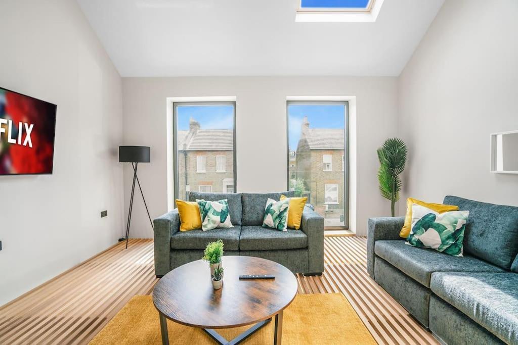 Tottenham- Exquisite 4-Bed Retreat With Ping Pong And Pool - Sleeps 7, Free Parking, Contractors & Long Stays Welcome London Exteriör bild