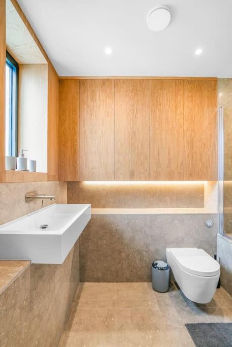 Tottenham- Exquisite 4-Bed Retreat With Ping Pong And Pool - Sleeps 7, Free Parking, Contractors & Long Stays Welcome London Exteriör bild