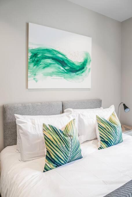 Tottenham- Exquisite 4-Bed Retreat With Ping Pong And Pool - Sleeps 7, Free Parking, Contractors & Long Stays Welcome London Exteriör bild