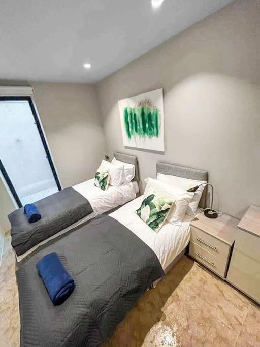 Tottenham- Exquisite 4-Bed Retreat With Ping Pong And Pool - Sleeps 7, Free Parking, Contractors & Long Stays Welcome London Exteriör bild