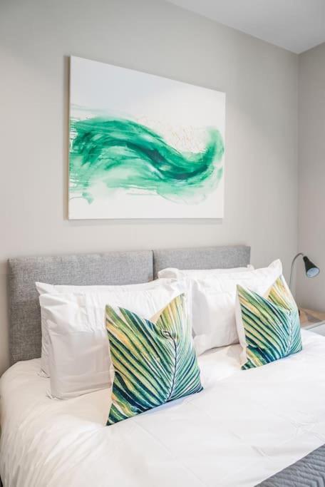 Tottenham- Exquisite 4-Bed Retreat With Ping Pong And Pool - Sleeps 7, Free Parking, Contractors & Long Stays Welcome London Exteriör bild