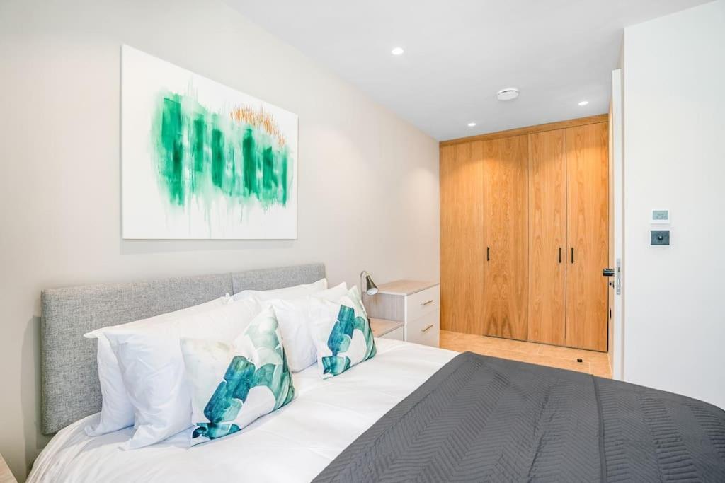 Tottenham- Exquisite 4-Bed Retreat With Ping Pong And Pool - Sleeps 7, Free Parking, Contractors & Long Stays Welcome London Exteriör bild