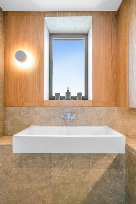 Tottenham- Exquisite 4-Bed Retreat With Ping Pong And Pool - Sleeps 7, Free Parking, Contractors & Long Stays Welcome London Exteriör bild
