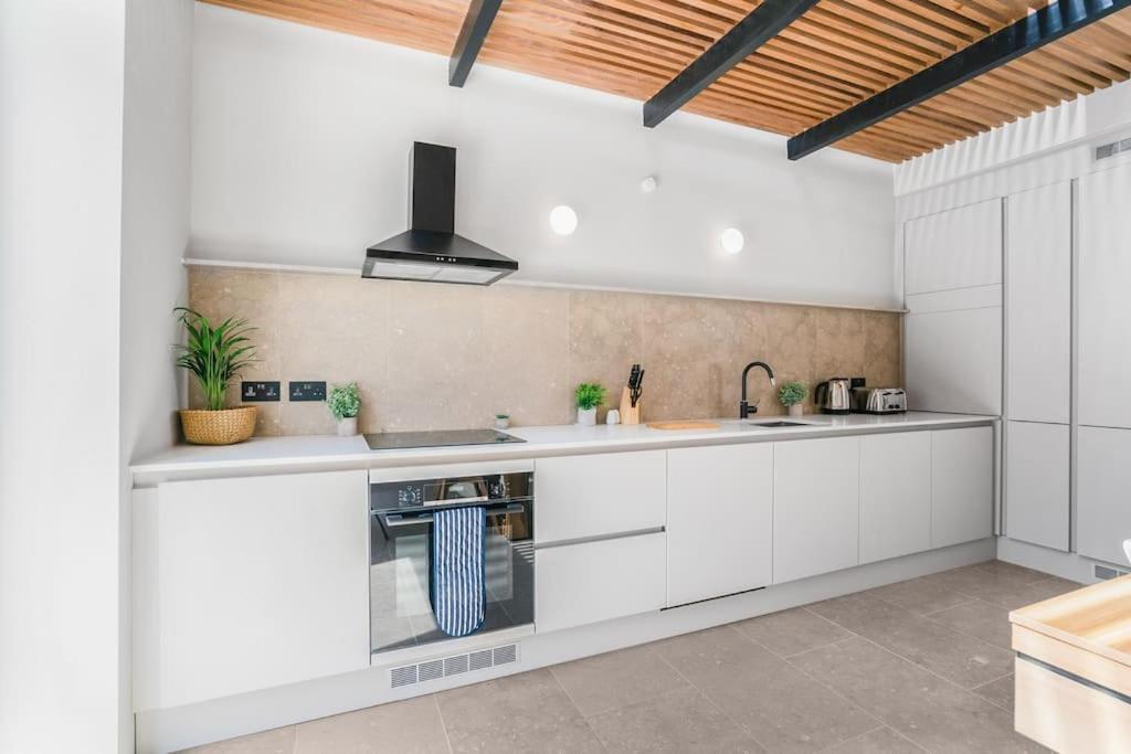 Tottenham- Exquisite 4-Bed Retreat With Ping Pong And Pool - Sleeps 7, Free Parking, Contractors & Long Stays Welcome London Exteriör bild
