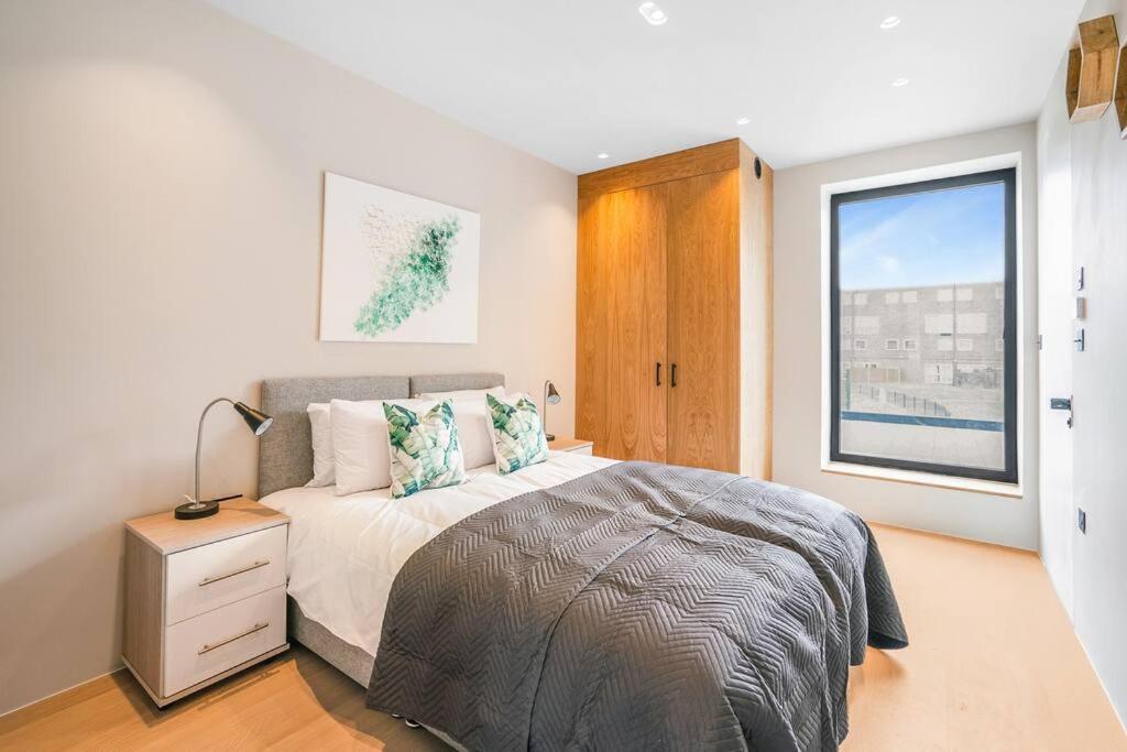 Tottenham- Exquisite 4-Bed Retreat With Ping Pong And Pool - Sleeps 7, Free Parking, Contractors & Long Stays Welcome London Exteriör bild